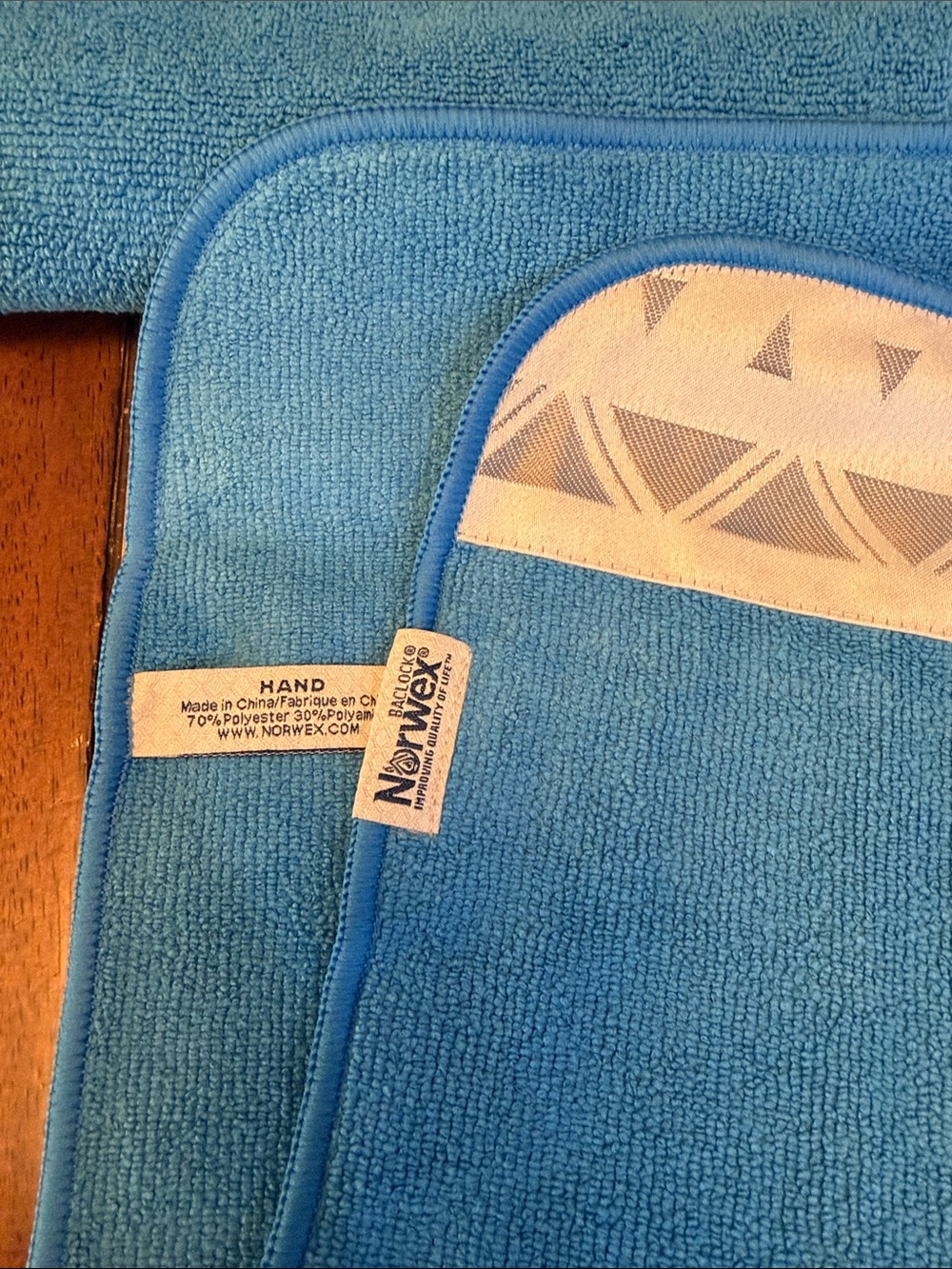 Norwex Blue Microfiber Bath Cloth Set with Geo Trim - Picture 4 of 5